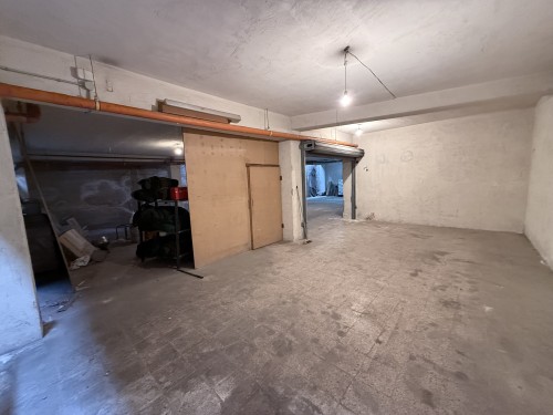 Ampio Locale Garage in Zona Periferica